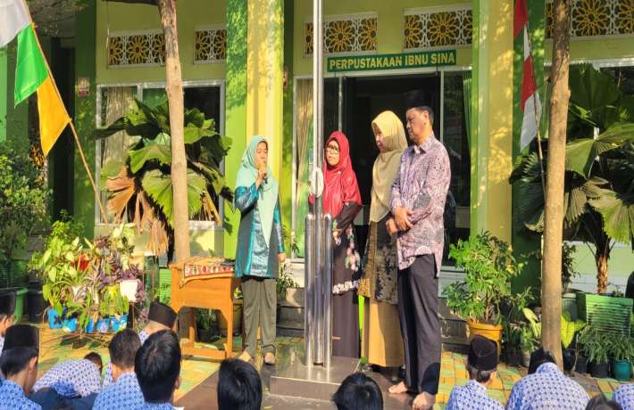 Perpisahan Kepala TU Dra. Hj. Siti Rahmiyati yang Memasuki Masa Purna Bakti